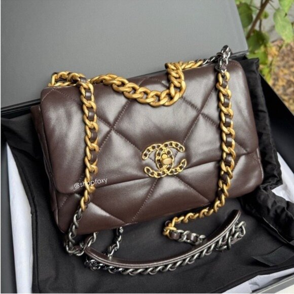 Chanel Medium 19 Shiny Lambskin Quilted Flap Crossbody - Picture 3 of 16